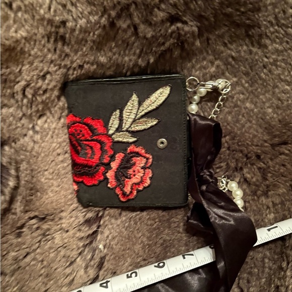 Elegant Black and Red Floral Women's Gucci wristlet - Picture 7 of 11